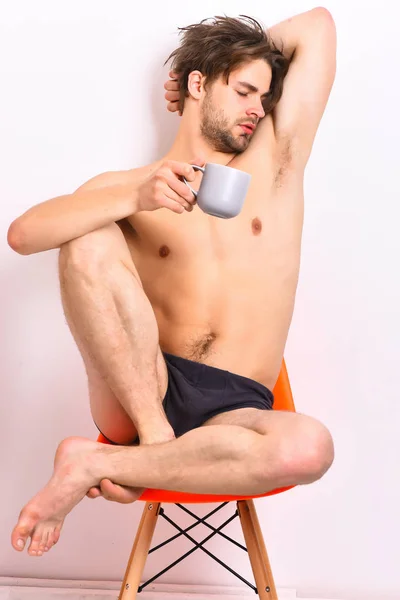 Kaukasischer bärtiger sexy Macho mit Kaffeetasse — Stockfoto
