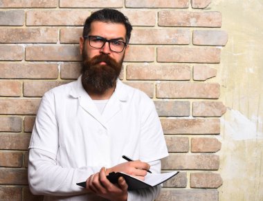 Kaba sakallı Kafkas doktor ya da not defterli lisansüstü öğrencisi.