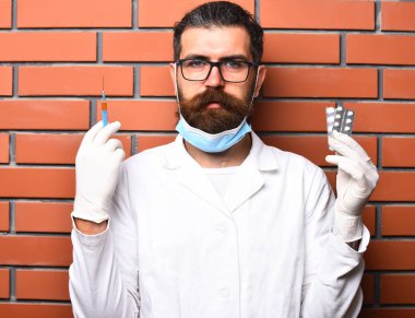 Kaba sakallı Kafkas doktor ya da elinde haplar olan lisansüstü öğrencisi.