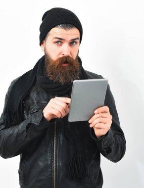 Sakallı, Kafkas hippisi, elinde tablet.