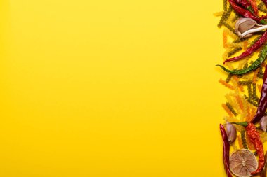 Kurutulmuş kırmızı biber soğuk renkli çerçeve