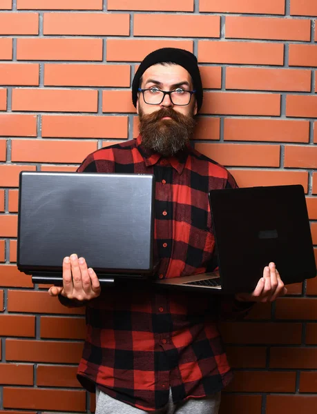 Barbu brutal caucasien hipster tenant des ordinateurs portables — Photo