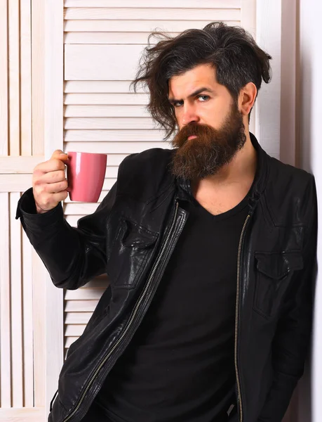 Brutal caucasien hipster tenant tasse ou tasse — Photo
