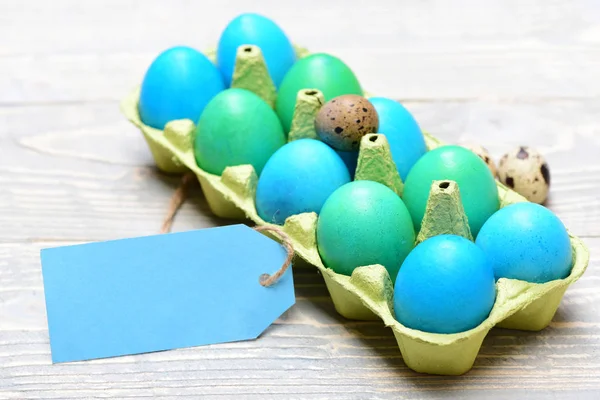 Традиционные яйца окрашены в яркий цвет внутри коробки — стоковое фото