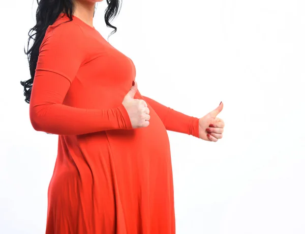 Manos femeninas de la mujer embarazada mostrando fresco — Foto de Stock