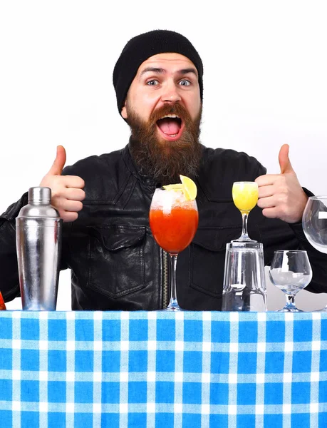 Brutal kaukasisk hipster med alkoholhaltig dryck eller färsk cocktail — Stockfoto