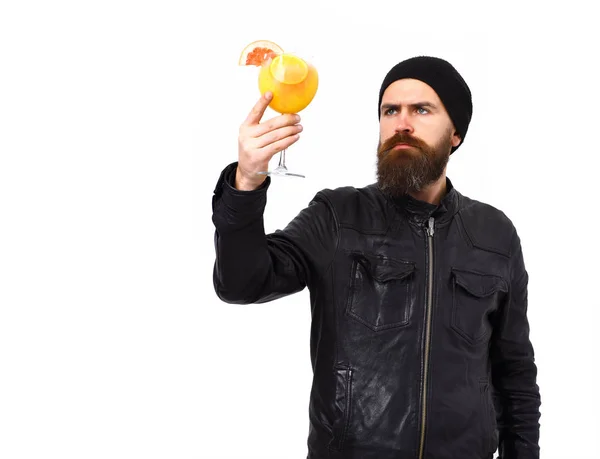 Brutale blanke hipster met alcoholische drank of verse cocktail — Stockfoto