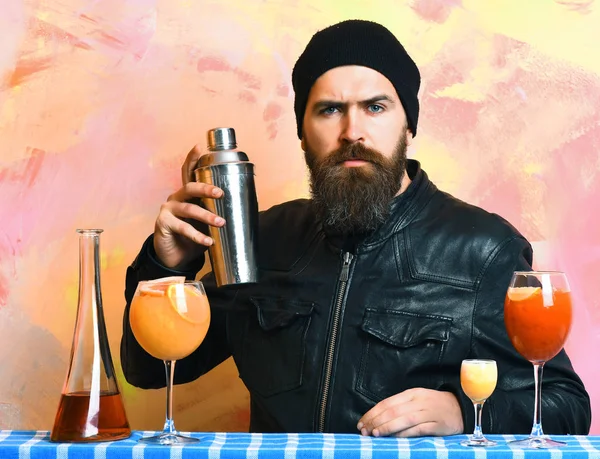 Hipster en glazen van alcoholhoudende dranken, cocktails, schotels of shakers — Stockfoto