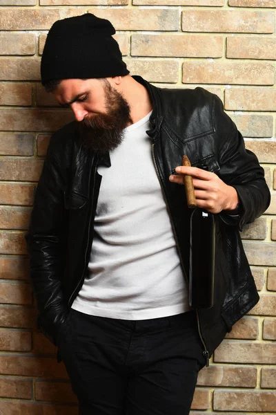 Barbu brutal caucasien hipster tenant bouteille et fumer cigare — Photo