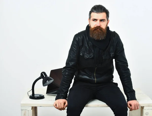 Barbu brutal caucasien hipster assis sur table avec ordinateur portable sur — Photo