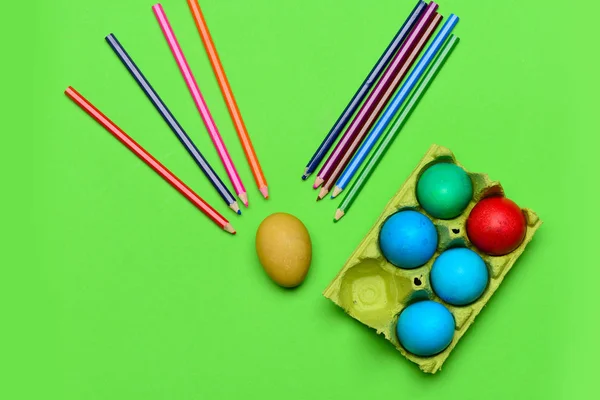 Ovos de páscoa pintados coloridos com lápis definido na caixa — Fotografia de Stock