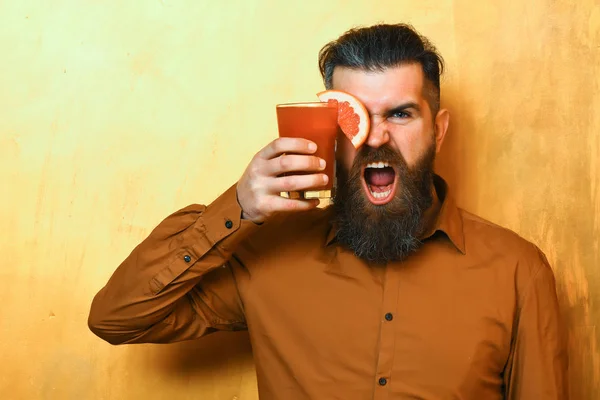Brutalny biały hipster trzymający tropikalny, świeży koktajl alkoholowy — Zdjęcie stockowe