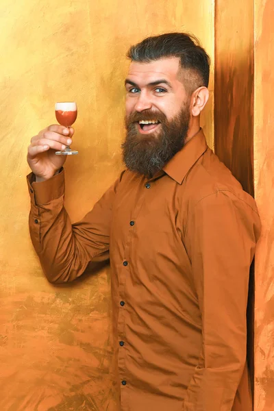 Brutalny biały hipster trzymający zastrzyk alkoholowy — Zdjęcie stockowe