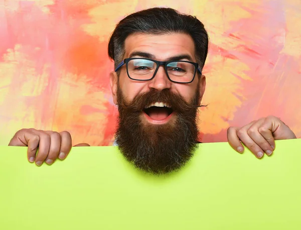 화려 한 배경의 안경을 쓴 행복 한 얼굴의 수염을 한 남자 — 스톡 사진