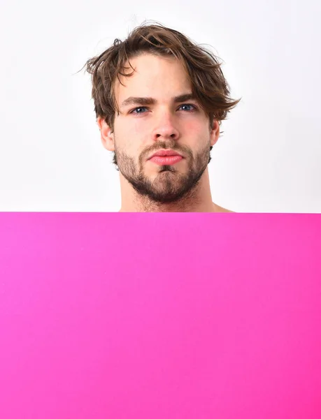 Kaukasische sexy jonge macho holding fuchsia of roze papier vel — Stockfoto