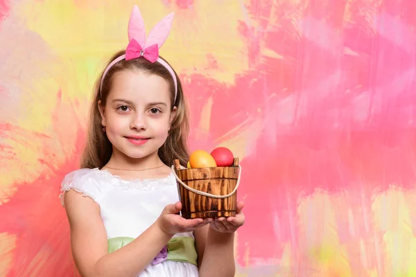 快乐的小女孩拿着装有复活节彩蛋的桶 — 图库照片