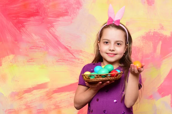 快乐的小女孩拿着盛有复活节彩蛋的水壶 — 图库照片
