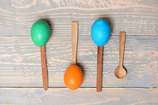 Cooking and baking, easter food, colorful painted eggs, wooden spoons — Stock Photo, Image