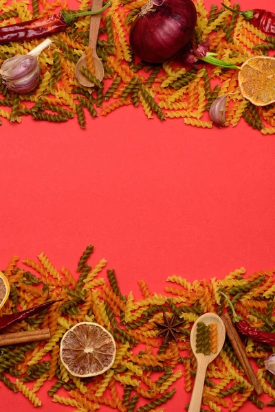 Kleurrijke frame van gedroogde fusilli pasta — Stockfoto