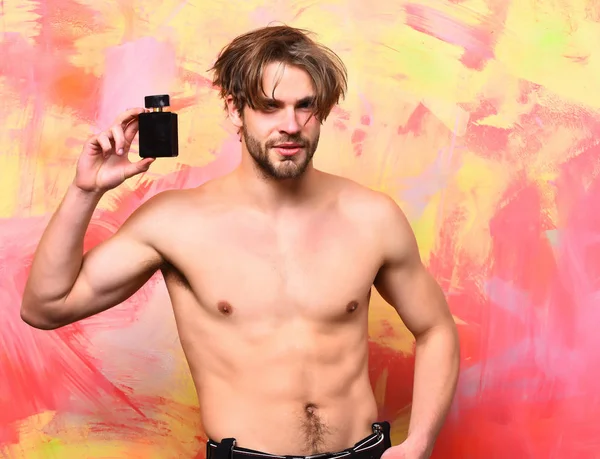 Caucasian bearded sexy macho man holding perfume — Stock Photo, Image