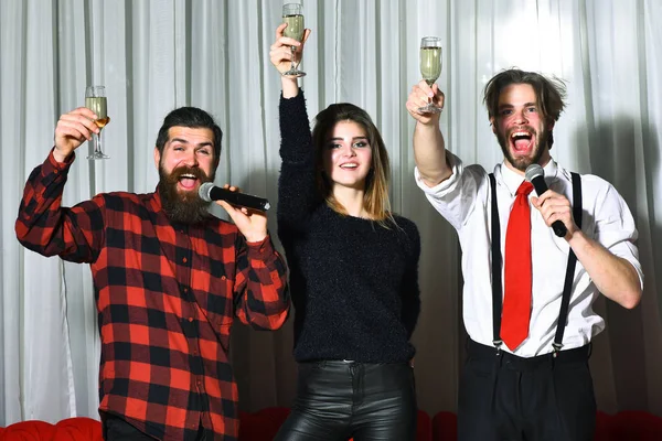 Gelukkige vrienden vieren op karaoke party — Stockfoto