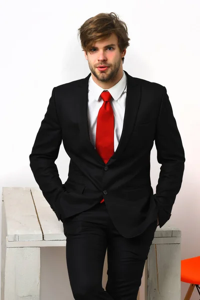 Kaukasischer Geschäftsmann mit Schnurrbart im eleganten schwarzen Anzug — Stockfoto