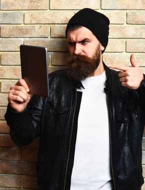 Sakallı, Kafkas hippisi, elinde tablet.