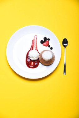 kek ya da pasta ile reçel, dondurma, meyve sarı