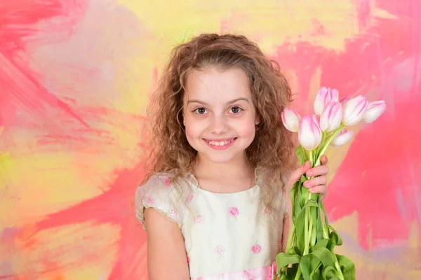 Šťastná dívka s jarní tulipán květiny, ženy, matky den dovolené — Stock fotografie