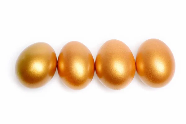 Ovos tradicionais pintados em cor dourada — Fotografia de Stock