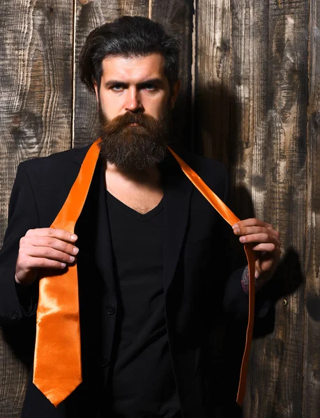 Brutal caucásico hipster tener ácido naranja corbata en traje — Foto de Stock