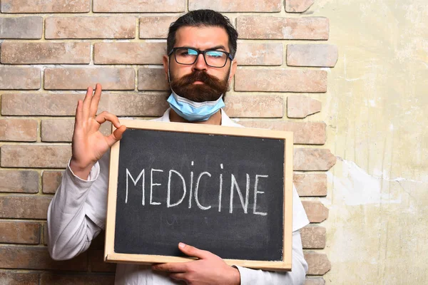 Γενειοφόρος βάναυσος καυκάσιος ιατρός με επιγραφή "Ιατρική" — Φωτογραφία Αρχείου