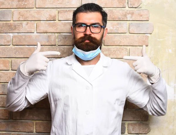 Kaba sakallı Kafkas doktor ya da eldivenli lisansüstü öğrencisi — Stok fotoğraf