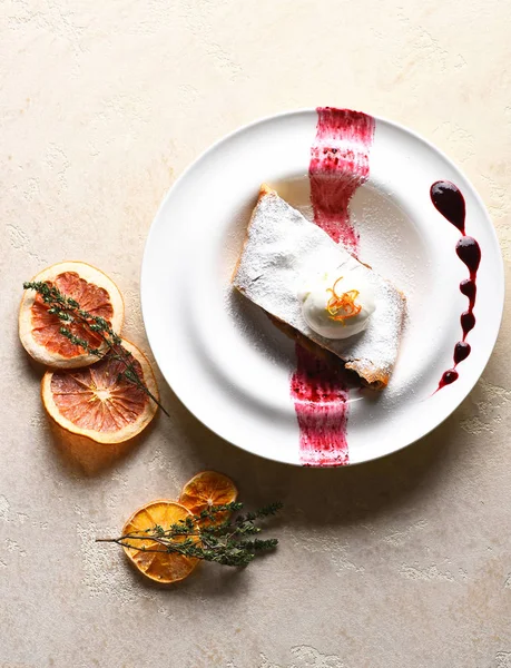 Delicious apple strudel with vanilla ice cream and berry sauce — Stock Photo, Image