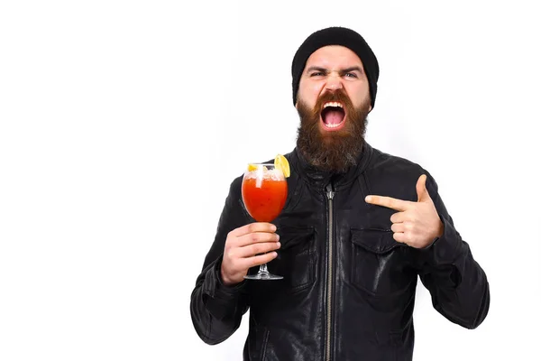 Brutale blanke hipster met alcoholische drank of verse cocktail — Stockfoto