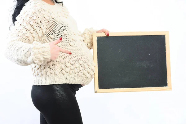 黒板を持っている妊婦の女性の手 — ストック写真