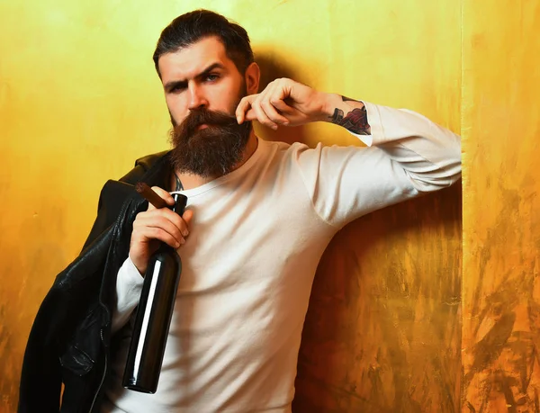 Γενειοφόρος βάναυσος καυκάσιος hipster κρατώντας μπουκάλι και καπνίζοντας πούρο — Φωτογραφία Αρχείου