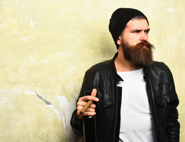 Baard brutale Kaukasische hipster holding fles en roken sigaar — Stockfoto