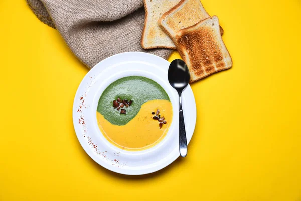 Spinach and pumpkin cream soup with fried toast bread — Stock Photo, Image