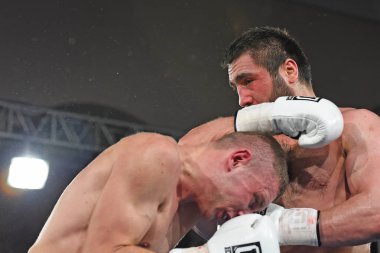 Kimliği belirsiz bir boksörler sıralaması için kavga sırasında halka