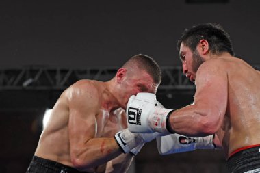 Kimliği belirsiz bir boksörler sıralaması için kavga sırasında halka