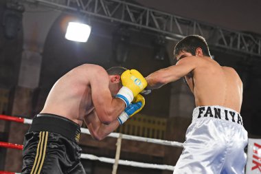 Kimliği belirsiz bir boksörler sıralaması için kavga sırasında halka