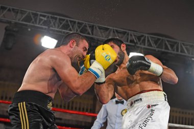 Kimliği belirsiz bir boksörler sıralaması için kavga sırasında halka