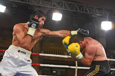 Kimliği belirsiz bir boksörler sıralaması için kavga sırasında halka