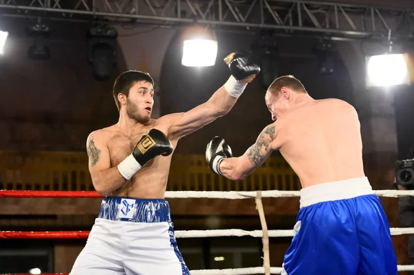 Un boxeur non identifié dans le ring pendant la lutte pour le classement des points — Photo