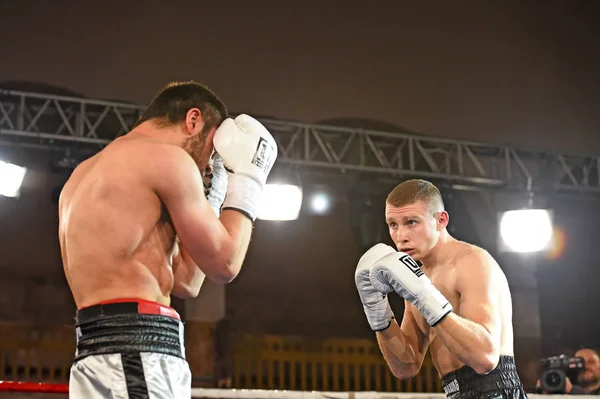 Kimliği belirsiz bir boksörler sıralaması için kavga sırasında halka — Stok fotoğraf