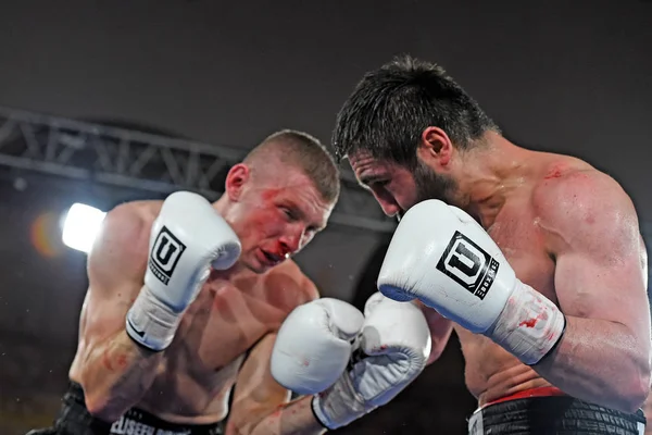 Um boxers não identificados no ringue durante a luta por pontos de classificação — Fotografia de Stock