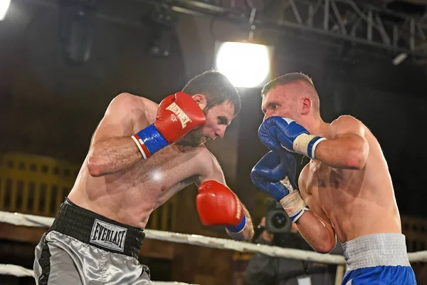 Boxeadores no identificados en el ring durante la lucha por los puntos de ranking —  Fotos de Stock