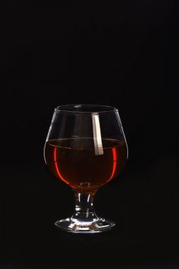 konyak ya da siyah arka plan üzerine izole viski ile cam