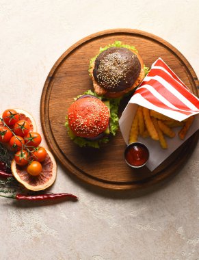 Fast food iki lezzetli hamburger ve patates kızartması
